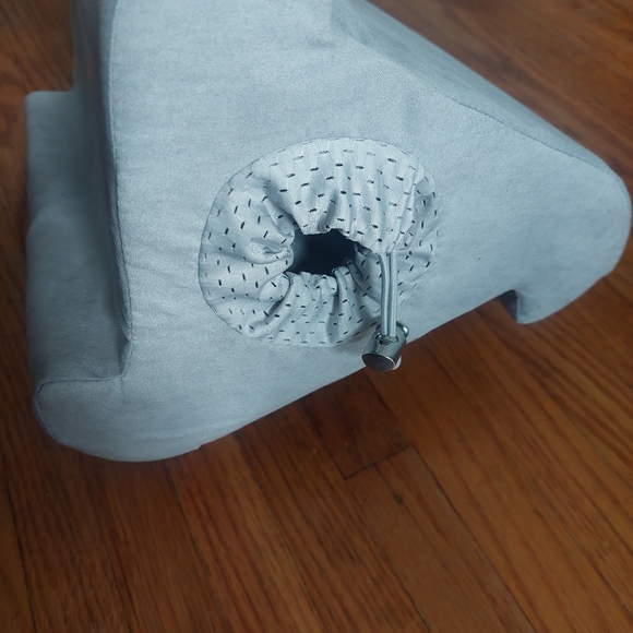 Flippy Gray Wedge Pillow For Cell PhonE And Laptop Comfort. (A) - Picture 3 of 5